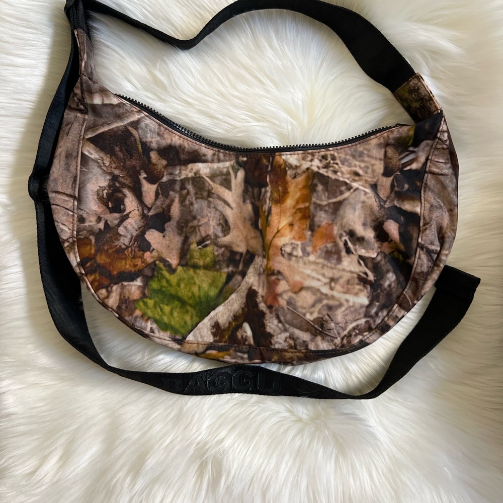 BAGGU MEDIUM PHOTO FORREST CRESCENT BAG W KEY LEASH
